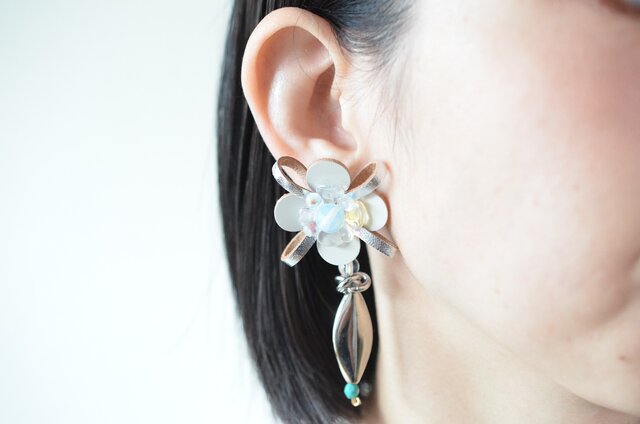 Flower Petal〝silver〟【レザーピアス/イヤリング】の画像1枚目