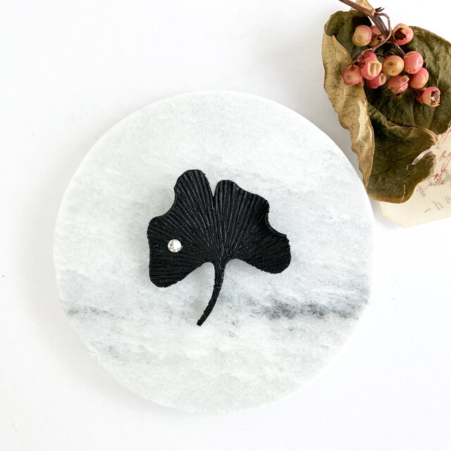 Brooch : ブローチ " 黒色イチョウ "の画像1枚目