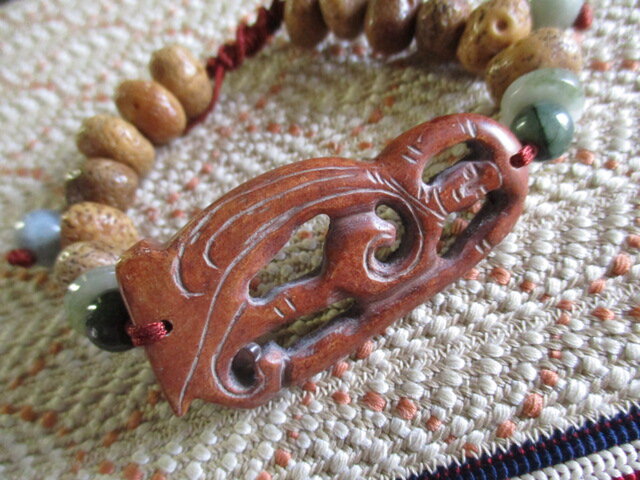 ギョクに観音様のような彫り珠とインド産星月菩提樹のお紐仕立てブレスレット Iichi ハンドメイド クラフト作品 手仕事品の通販