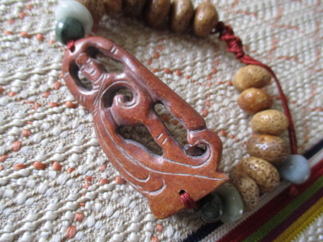 ギョクに観音様のような彫り珠とインド産星月菩提樹のお紐仕立てブレスレット Iichi ハンドメイド クラフト作品 手仕事品の通販