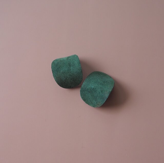 Leather leafs earringsの画像1枚目