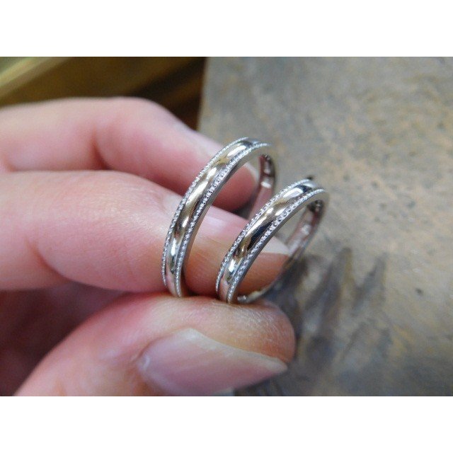 結婚指輪 手作り（鍛造＆彫金）プラチナ製 2.6ミリ幅のシンプルな甲丸