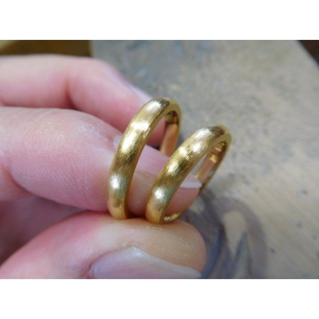 結婚指輪 手作り 鍛造 彫金 純金 K24製 粗く仕上げた純金の輝きが美しい 幅３ミリのシンプルな甲丸デザイン Iichi ハンドメイド クラフト作品 手仕事品の通販