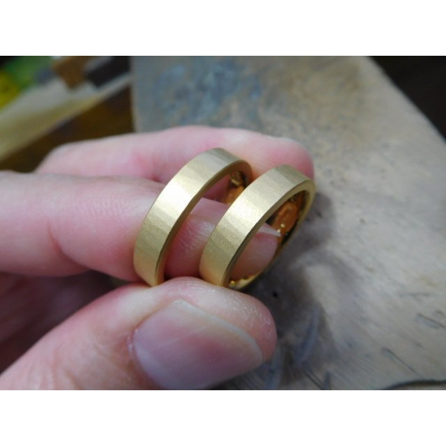 結婚指輪 手作り（鍛造＆彫金）純金 k24製 4ミリ幅の平打ちリング