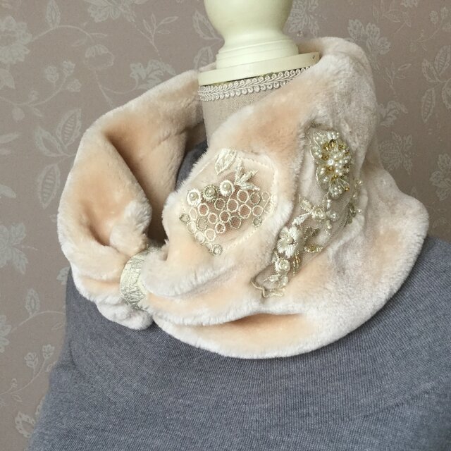 イタリア刺繍とファースヌードの画像1枚目