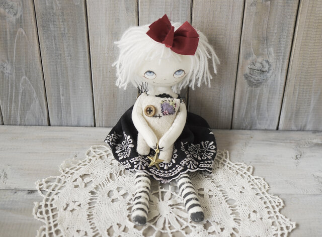 ハロウィンドール”ヴァニラ”お人形 iichi 日々の暮らしを心地よくするハンドメイドやアンティークのマーケットプレイス