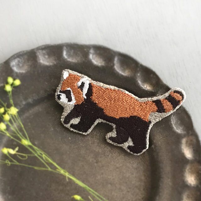 レッサーパンダ刺繍ブローチ【受注制作】の画像1枚目