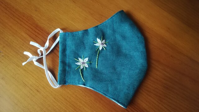 手刺繍☆きれいな横顔☆リネンの立体マスク(白い山の花)の画像1枚目