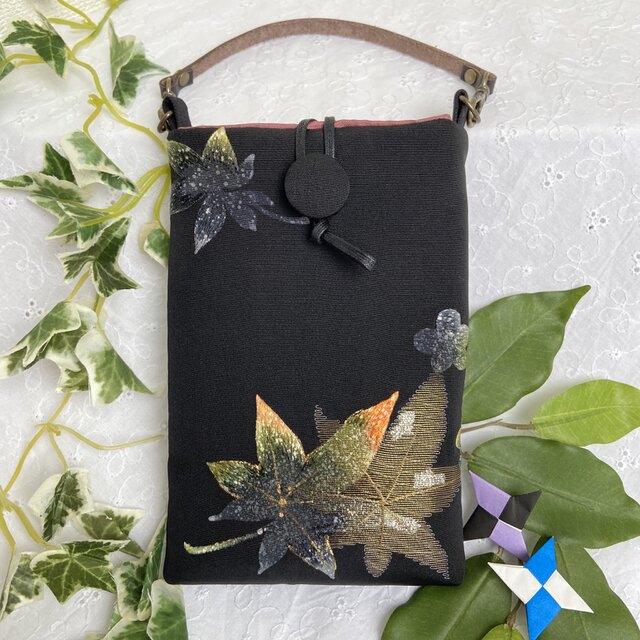 着物リメイク・黒色に紅葉の刺繍のスマホポーチの画像1枚目