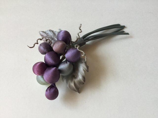 再販ぶどうのコサージュ | iichi 日々の暮らしを心地よくする
