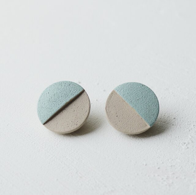 カラーブロックのイヤリング ••グレージュ×アッシュグリーン•• iichi ハンドメイド・アンティーク・食品・ギフト・手作り