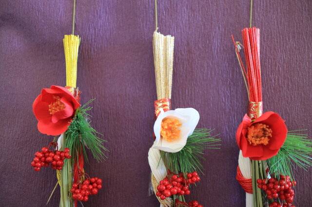 SALE＊水引細工の凛としたシンプルお飾り　金白に紅が映える　メルカリ便 水引 梅結び おとそ飾り お屠蘇 お酒 ワイン ボトル 飾り