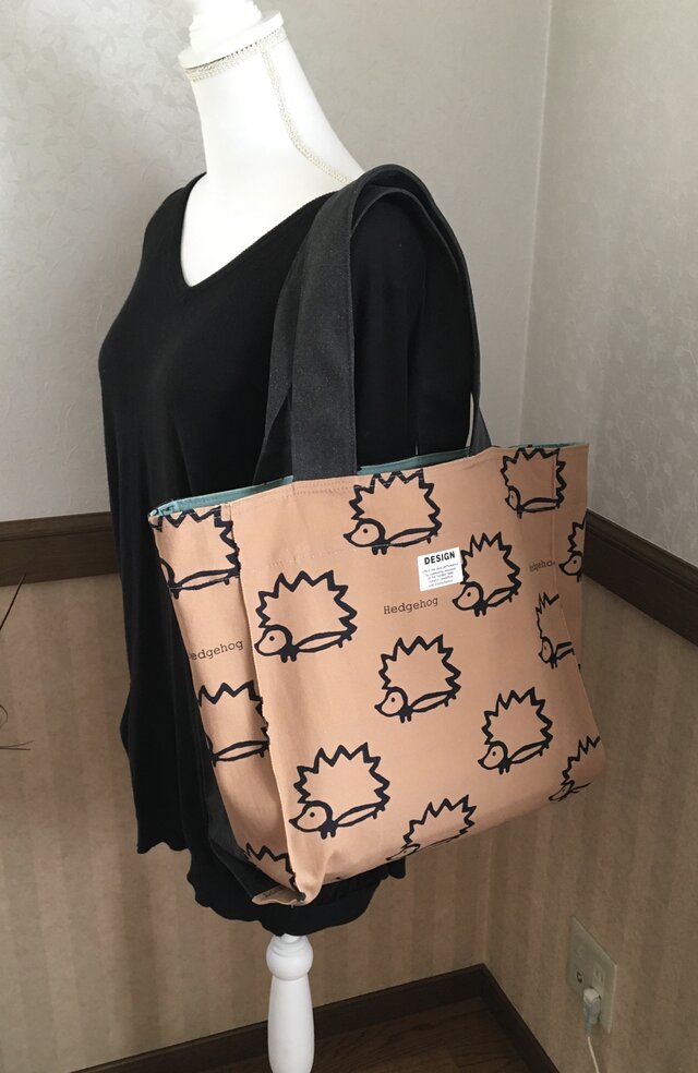 ハリネズミ柄・・たっぷり入るフリーバッグ(手提げ、肩掛け)