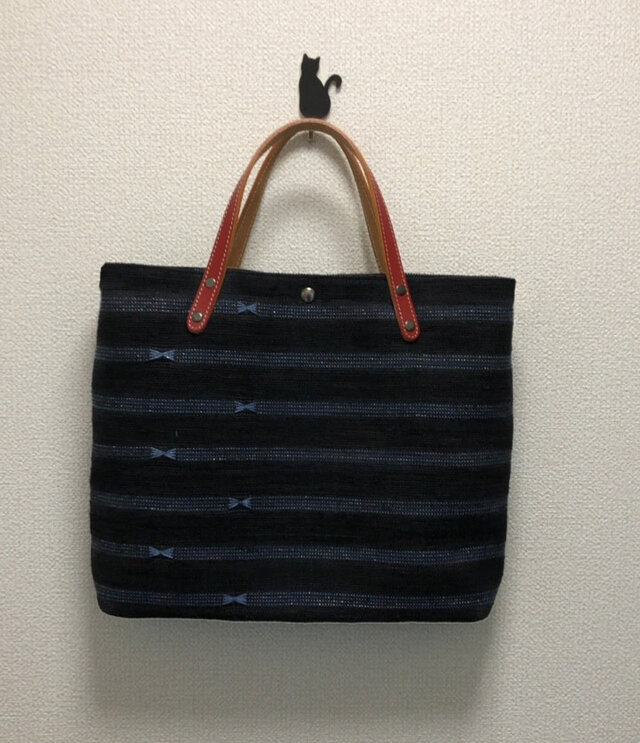 裂き織り　ボーダーリボンバッグ（黒×青）本革持ち手