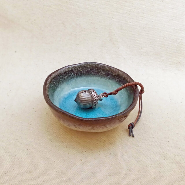 ツキノ輪クマ魔除けアンテーク 謹製 ツキノワグマ牙 ストラップ 希少 魔除け 熊牙 月の輪熊 牙