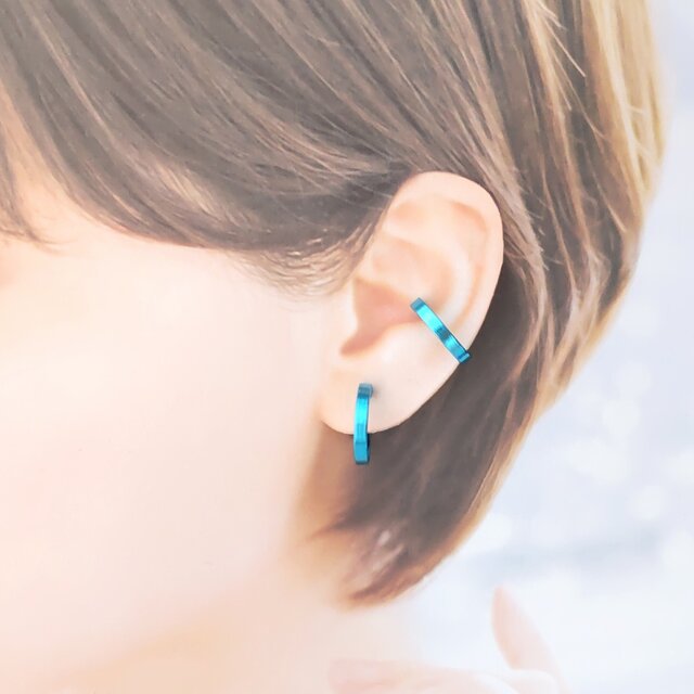 〈軽い〉〈痛くない〉〈挟めるだけ〉2wayブルーフラットリングイヤリング･イヤーカフ(両耳)(調節可能)〈直径約17㎜幅約3㎜〉