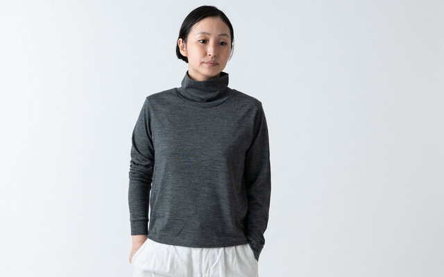ウォッシャブルウールタートルネック / チャコール / HANDROOM WOMEN'Sの画像1枚目