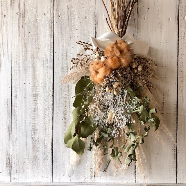 星月猫★「ブラウンコットンフラワーとパンパスグラス、ユーカリのスワッグ」ドライフラワースワッグ　花束  iichi  ハンドメイド・クラフト作品・手仕事品の通販