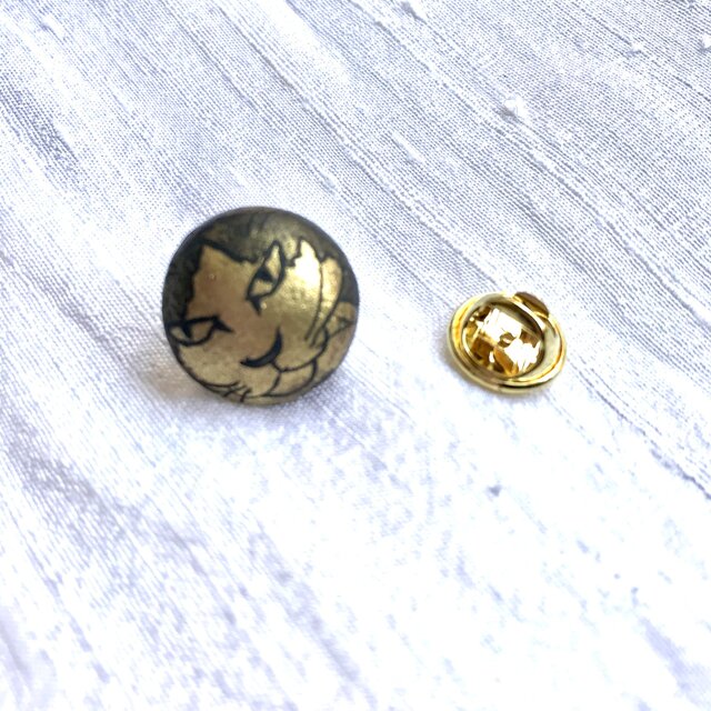 京焼　猫のピンバッチ　ハチワレ　ガン見
