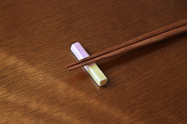 桜色とクリーム色の釉薬 掛け分け箸置きの画像1枚目