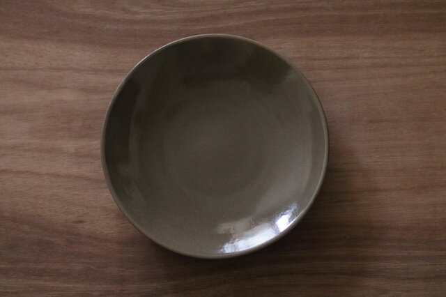 シンプルな丸皿　グレージュ２２cmの画像1枚目