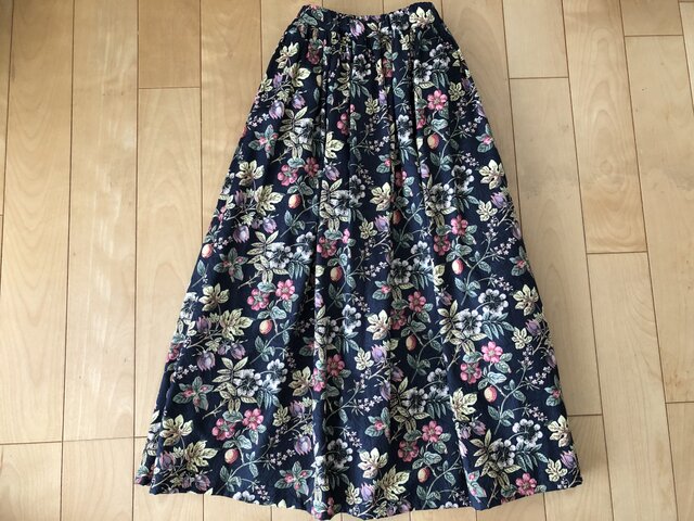 【SALE】ベリーがいっぱいスカート(ネイビー)の画像1枚目