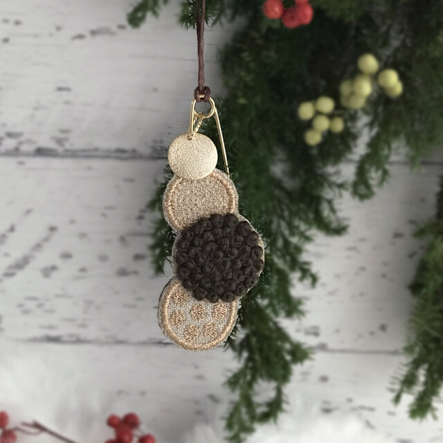 ストールピンにもなる 2way刺繍クリスマスオーナメント(チョコブラウン)【受注制作】の画像1枚目