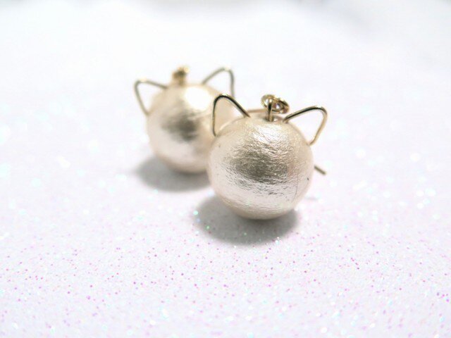 ◇cat◇ コットンパール 猫耳 ピアス | iichi 日々の暮らしを心地よく