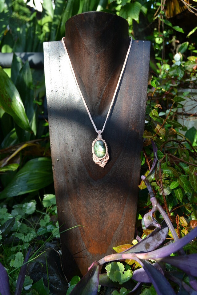 蒼光綺』ラブラドライトとブルーカイヤナイトのマクラメペンダント