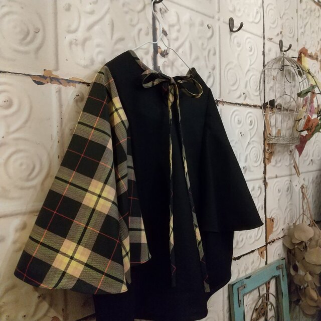 カシミア混ウールとチェックのフレアトップス