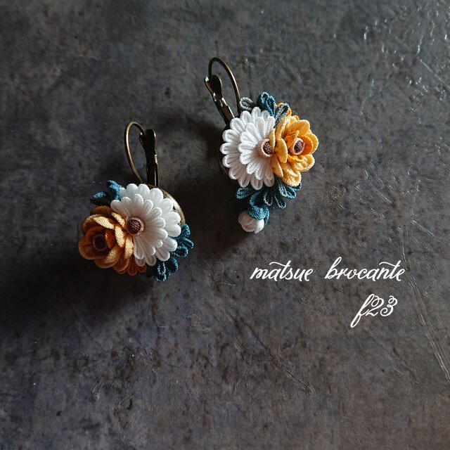 つまみ細工 ピアス アスターのブーケ(ブルーグレー)