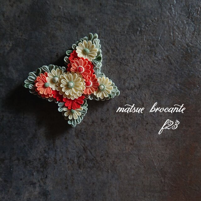 つまみ細工 花色蝶々 菊花 (朱)ブローチ 中(帯留め変更可)