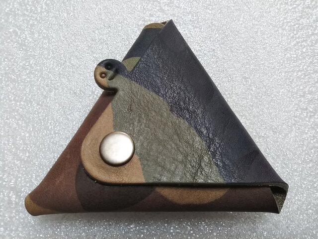 【ご予約品・カモフラ】ちょっと突き出た三角コインケース(イニシャル刻印サービス)new!の画像1枚目