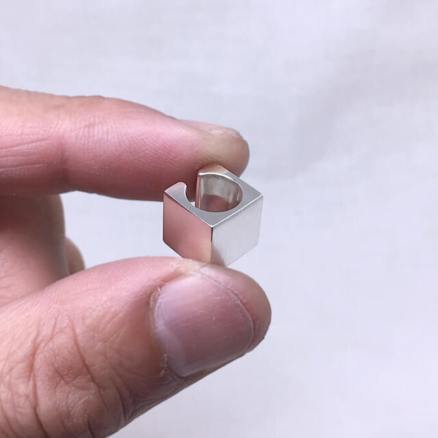 超シンプル、10mmキューブのイヤーカフ(片耳用、オールマット)の画像1枚目