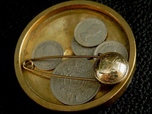 #B44 Czechoslovakia Coin Broochの画像1枚目