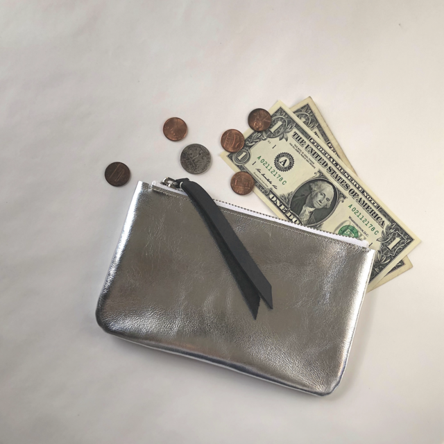 シンプルでスリムなお財布 中は簡単な仕切り付き長財布 引手が長くて開けやすい Simple Walletの画像1枚目