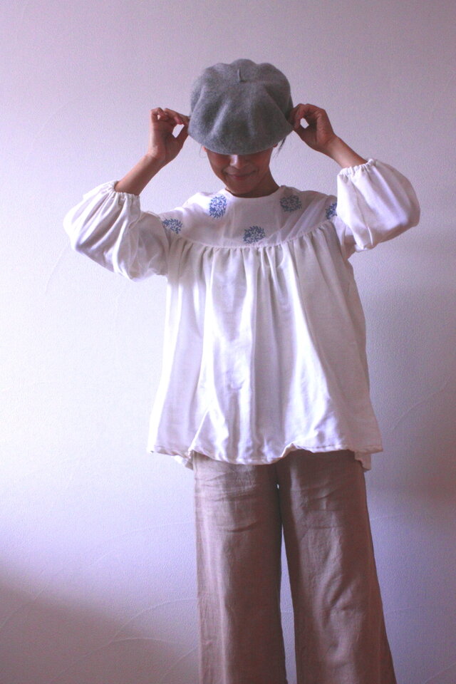 まあるいヨークのギャザーブラウス