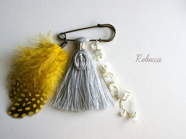 タッセルブローチ feather*yellow×grayの画像1枚目