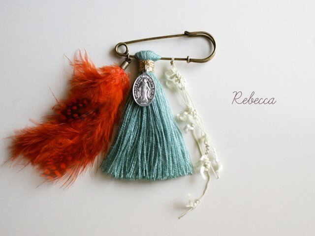 タッセルブローチ feather*orange×greenの画像1枚目