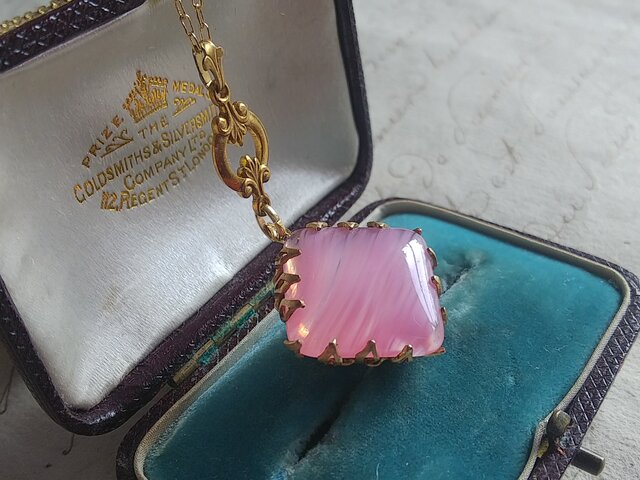 ヴィンテージ Swirl-square Opalescent Pink-Rose(18㎜)クラシカルネックレスの画像1枚目