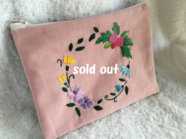 花刺繍のフラットポーチ～花と実りのリース・ピンク～ | iichi 日々の