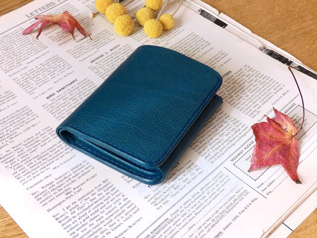 イタリア革の二つ折り財布／青 | iichi ハンドメイド・クラフト作品・手仕事品の通販
