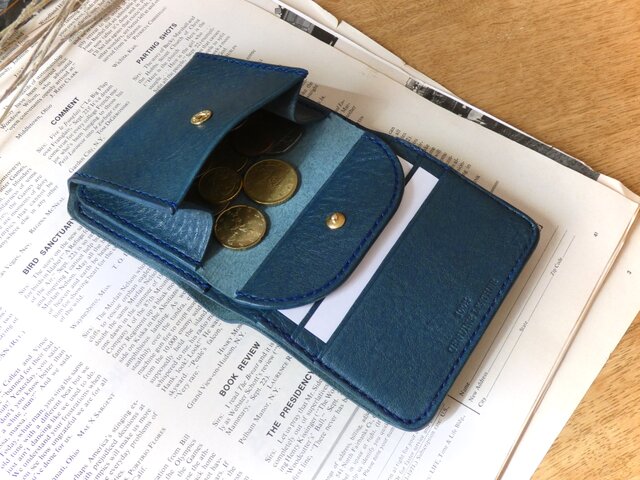 イタリア革の二つ折り財布／青 | iichi ハンドメイド・クラフト作品・手仕事品の通販