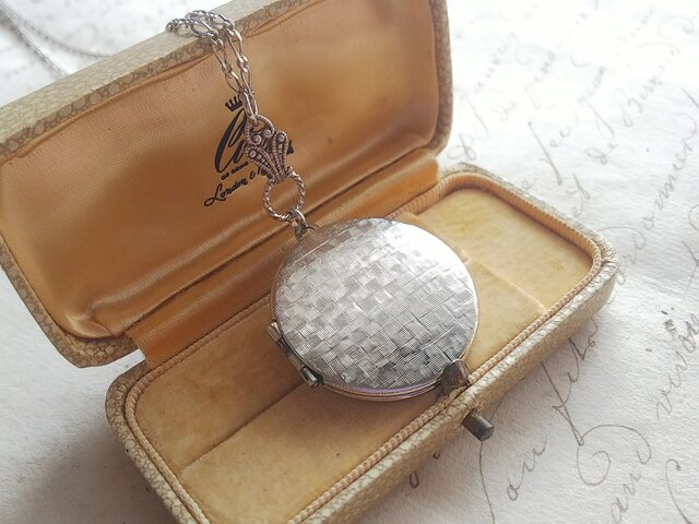 ヴィンテージ Silver-Texture Locket (30㎜)ネックレスの画像1枚目