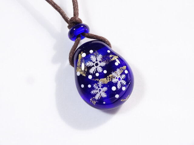 雪の結晶のとんぼ玉ガラスペンダント 金箔入りの画像1枚目