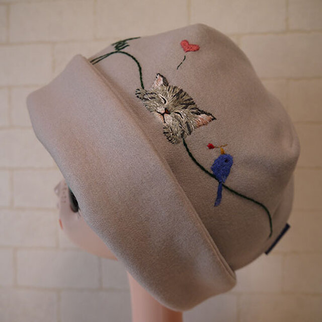 圧縮ウールニット生地で作ったニット帽（ネコと青い鳥）