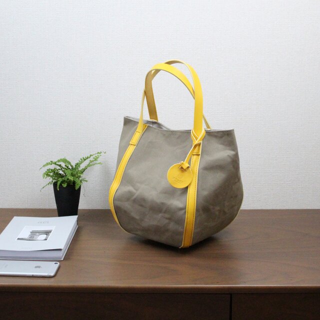 バルーンバッグ ヌメ 革 × パラフィン帆布 イエローの画像1枚目
