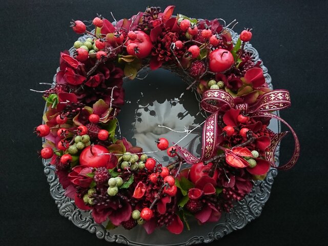 red petal & berry wreathの画像1枚目