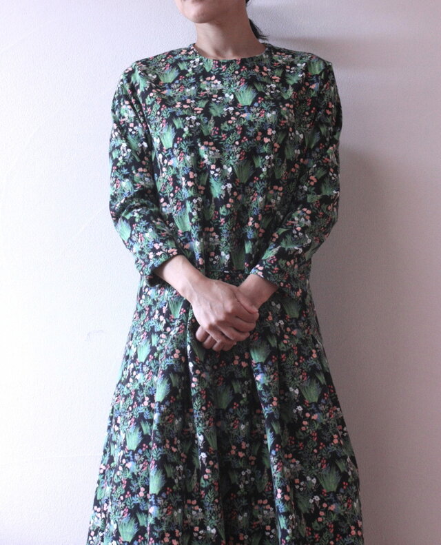 起毛素材　winter forest　ボタニカル柄のワンピース