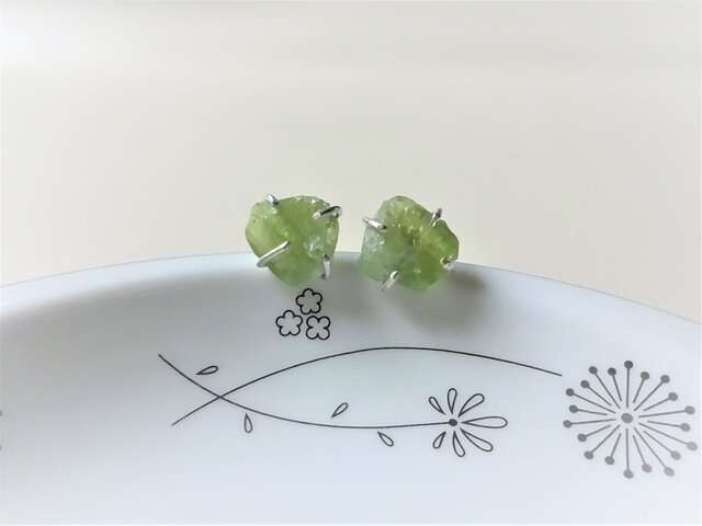 ペリドット4本爪のポストピアス ゴールドフィルドポストの画像1枚目